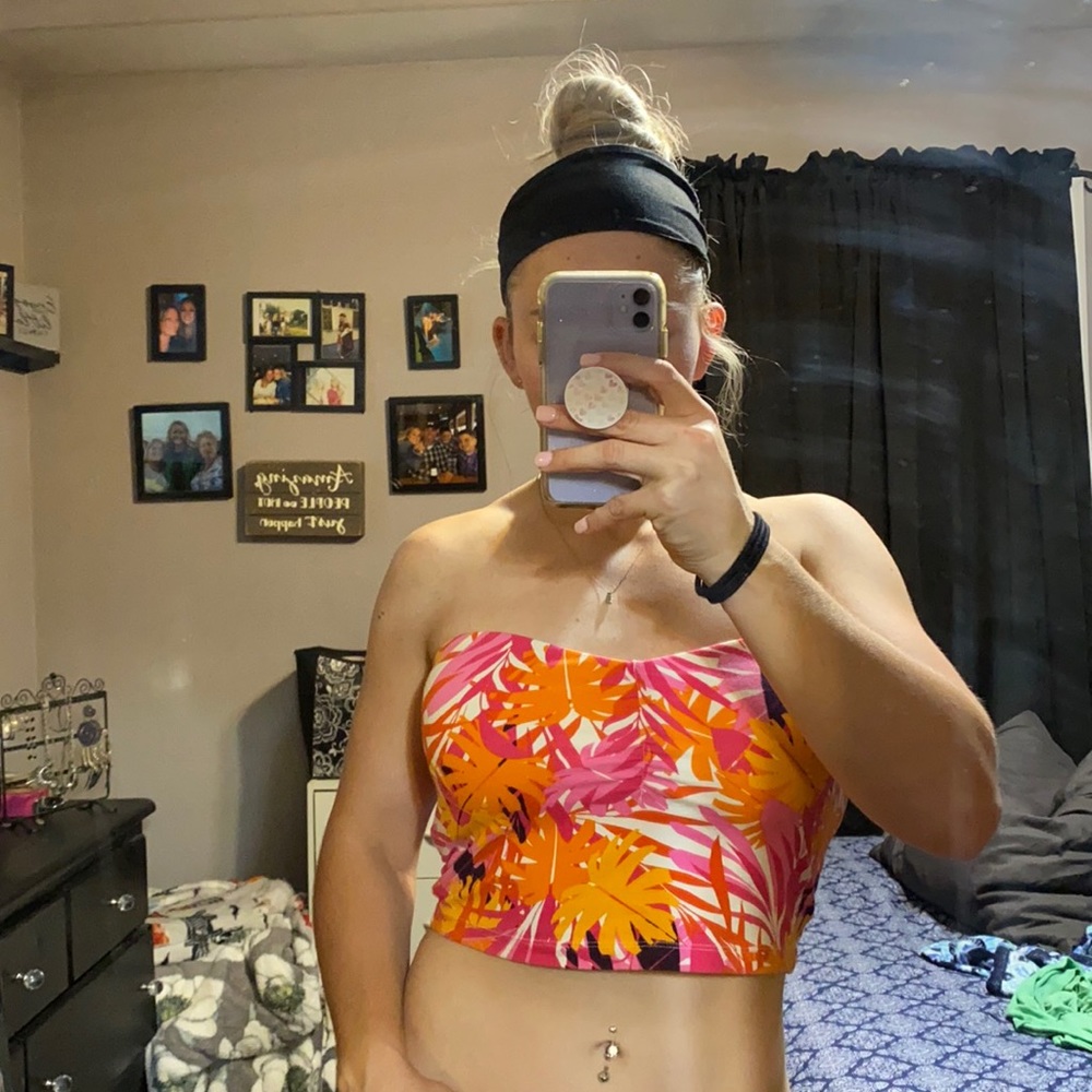 EXPRESS BRAND NEW STRETCHY CROP TOP